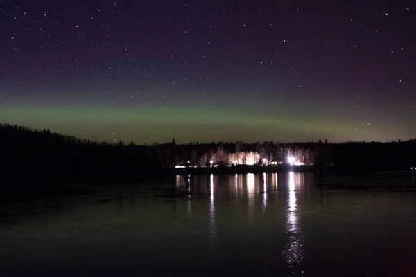 Polární záře a polární záře nad jezerem Superior na severním břehu jezera Superior v Minnesotě — Stock fotografie