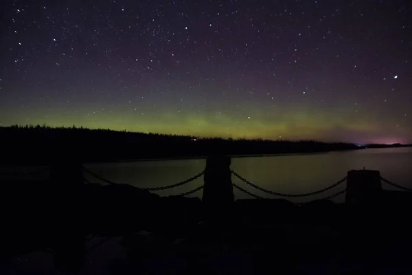 Polární záře a polární záře nad jezerem Superior na severním břehu jezera Superior v Minnesotě — Stock fotografie