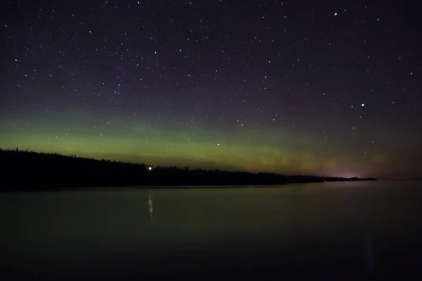 Auroras boreales y Aurora sobre el Lago Superior en la costa norte del Lago Superior en Minnesota — Foto de Stock