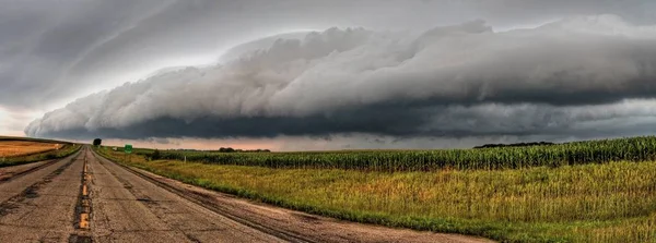 Nuvole di tempesta potenti e belle al tramonto fuori Sioux Falls, Dakota del Sud durante l'estate — Foto Stock