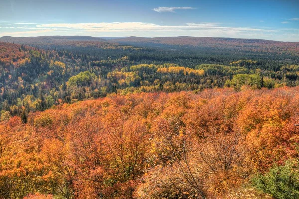 Oberg Mountain faz parte da cordilheira Sawtooth na costa norte em Minnesota — Fotografia de Stock