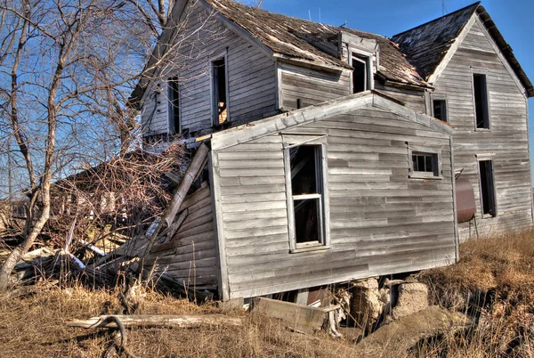 Verlassene Bauernhäuser im ländlichen Süden Dakotas verfallen langsam. — Stockfoto