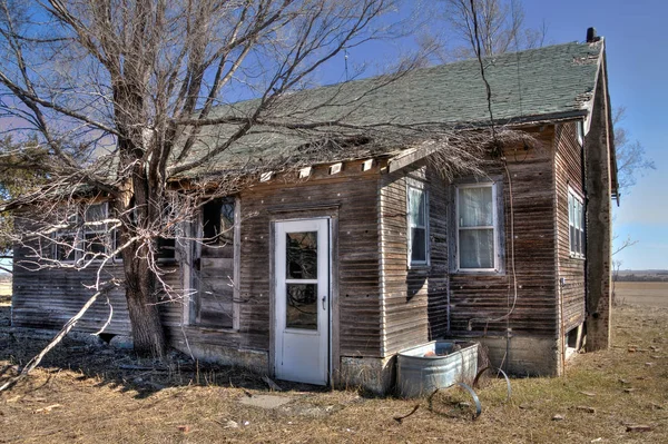 Opuštěné zemědělské domy na venkově v Jižní Dakotě pomalu chátrání. — Stock fotografie