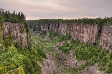 Ouimet Kanyon il parkıdır Kuzey Ontario, Kanada