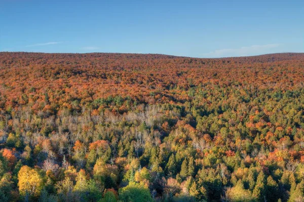 Oberg Mountain faz parte da cordilheira Sawtooth na costa norte em Minnesota — Fotografia de Stock