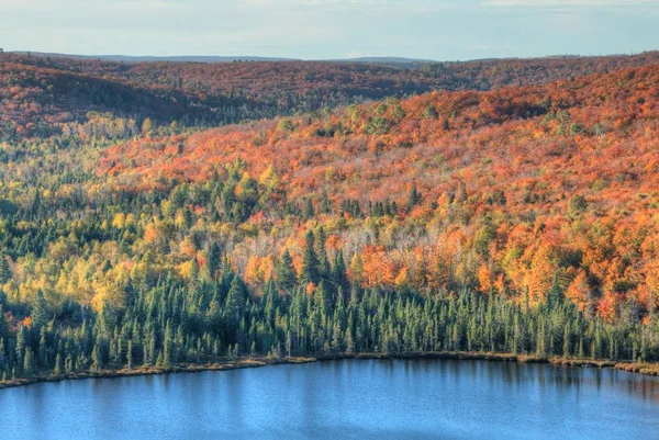 Oberg Mountain fait partie de la chaîne des dents de scie sur la Côte-Nord dans le Minnesota — Photo