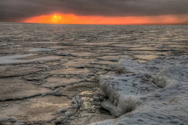 Park Point is a seven mile long White Sand Beach in Duluth, Minnesota on Lake Superior — Stock Photo, Image