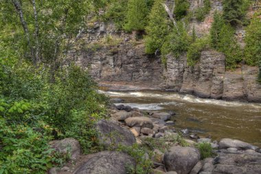 Güvercin River büyük Portage devlet parkı ve Hint rezervasyon akar. Ontario ve Minnesota arasındaki sınırın