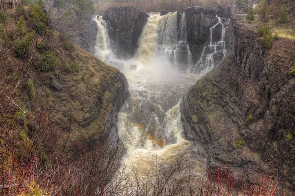 La rivière Pigeon traverse le Grand Portage State Park et la réserve indienne. C'est la frontière entre l'Ontario et le Minnesota — Photo