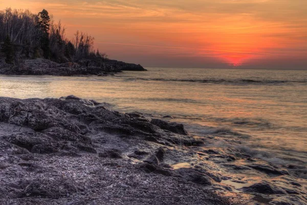 Помірність річка є State Park, на північ від озера супер-круто — стокове фото