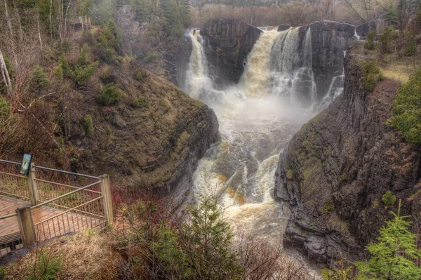 El río Pigeon fluye a través del Parque Estatal Grand Portage e Indi —  Fotos de Stock