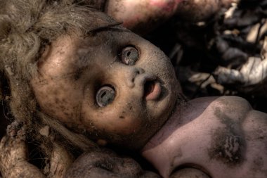 Ürpertici kırık eski bebek