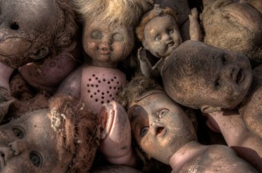 Ürpertici kırık eski bebek