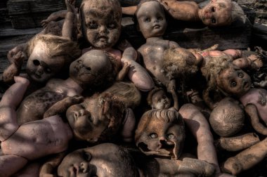 Ürpertici kırık eski bebek