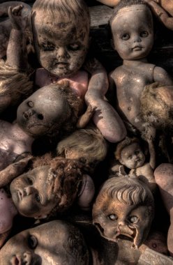 Ürpertici kırık eski bebek