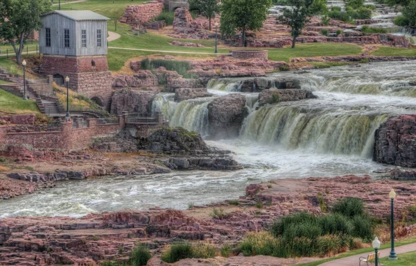 Falls Park es una de las principales atracciones turísticas en Sioux Falls, Sur D —  Fotos de Stock