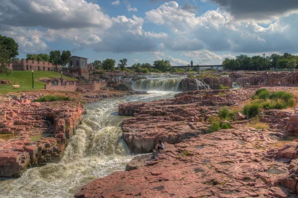 Falls Park es una de las principales atracciones turísticas en Sioux Falls, Dakota del Sur durante todas las estaciones —  Fotos de Stock