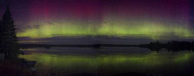 Minnesota yaz aylarında göl üzerinde Kuzey ışıkları