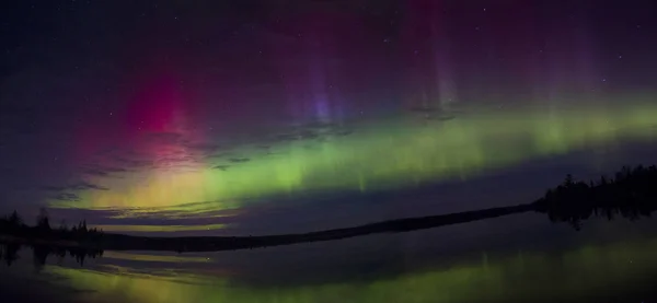 Luces boreales sobre un lago en Minnesota durante el verano — Foto de Stock