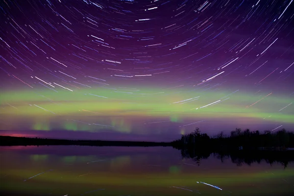 Luces boreales sobre un lago en Minnesota durante el verano —  Fotos de Stock