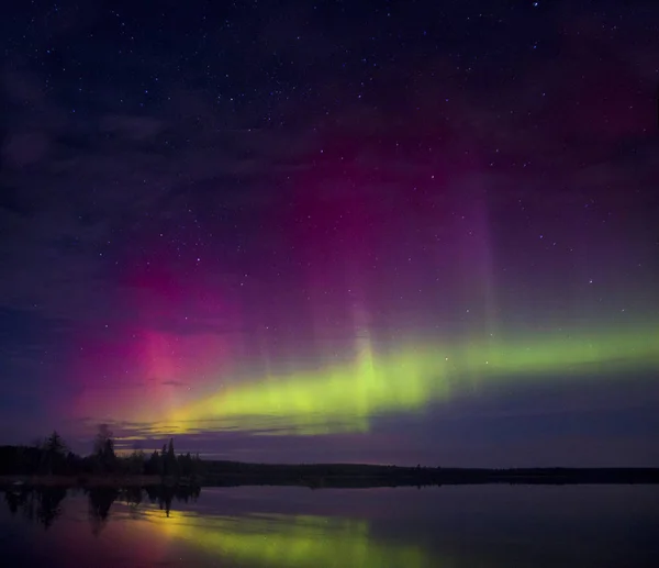 Luces boreales sobre un lago en Minnesota durante el verano — Foto de Stock