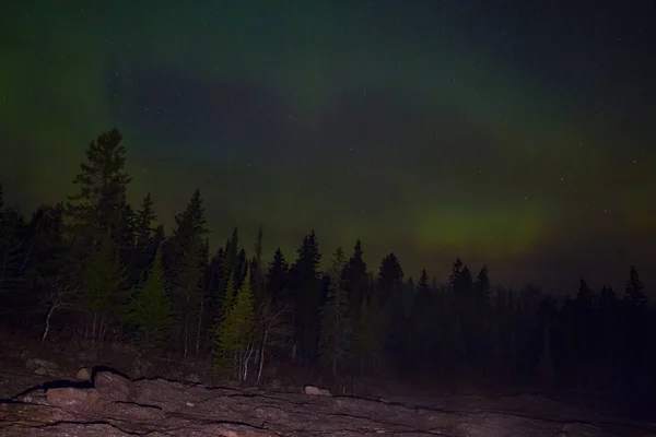 Minnesota yaz aylarında göl üzerinde Kuzey ışıkları — Stok fotoğraf