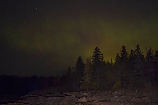 Luces boreales sobre un lago en Minnesota durante el verano — Foto de Stock