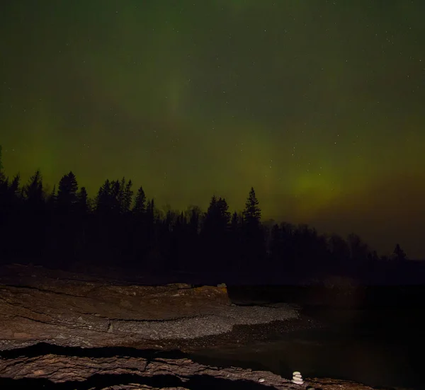 Luces boreales sobre un lago en Minnesota durante el verano — Foto de Stock