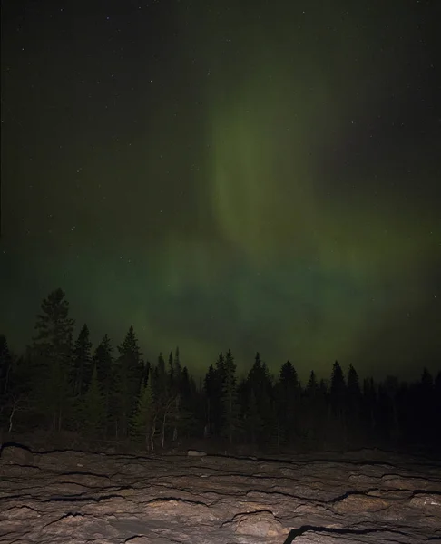 Northern Lights sobre um lago em Minnesota durante o verão — Fotografia de Stock