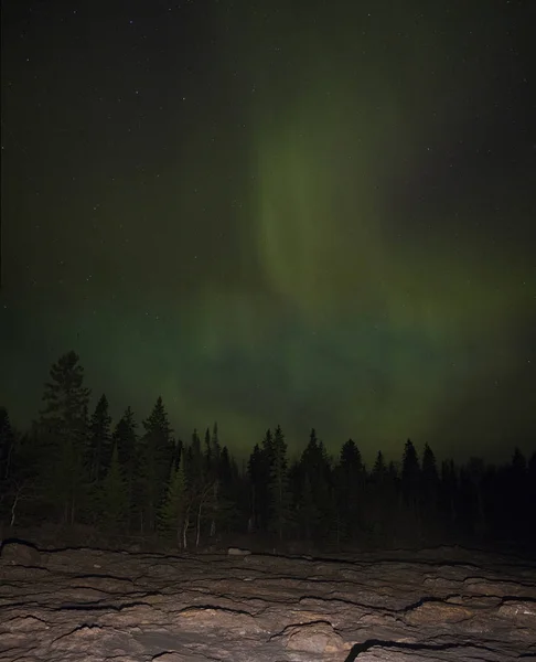 Aurores boréales sur un lac dans le Minnesota pendant l'été — Photo