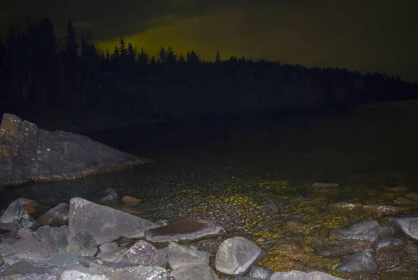 Noorderlicht over een meer in Minnesota in zomer — Stockfoto
