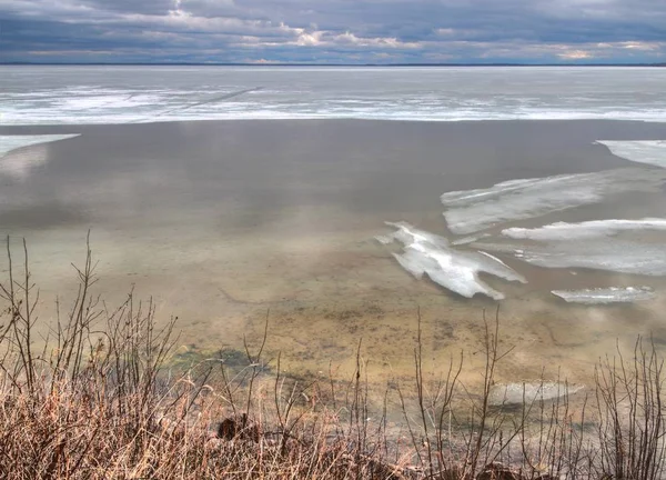 Early Spring at the Lake Cabin is still cold with some Ice on th — Stock Photo, Image