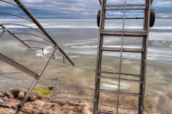 Early Spring at the Lake Cabin is still cold with some Ice on th — Stock Photo, Image