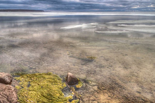 Early Spring at the Lake Cabin is still cold with some Ice on th — Stock Photo, Image