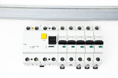 Artık geçerli aygıt ve devre kesici 