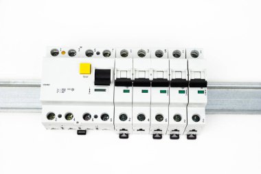 Artık geçerli aygıt ve devre kesici 