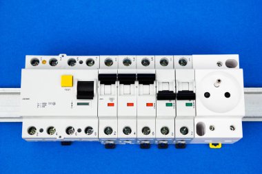 Artık geçerli aygıt ve devre kesici 
