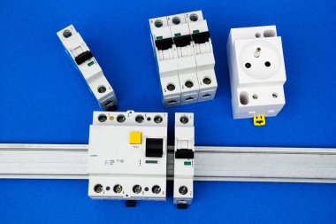 Artık geçerli aygıt ve devre kesici 