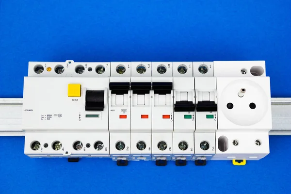 Artık geçerli aygıt ve devre kesici 