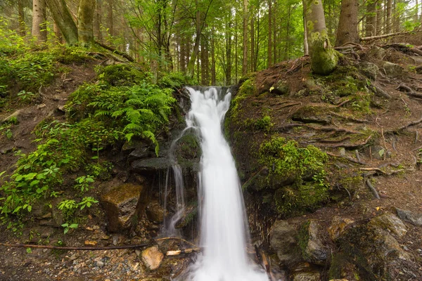 La cascata in montagna — Foto Stock