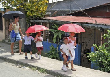 İçinde serin Panama tutmak / Panama çocuklar sakin çalışın güneş onlardan uzak tutmak için şemsiye kullanarak.