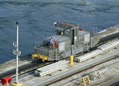 Panama Kanalı ve kilitleri / Panama Canal (İspanyolca: Canal de Panam) 48-km'den 77,1 gemi Pasifik Okyanusu Atlantik Okyanusu (Karayip Denizi) üzerinden bağlanan Panama kanaldır. Burada bir 