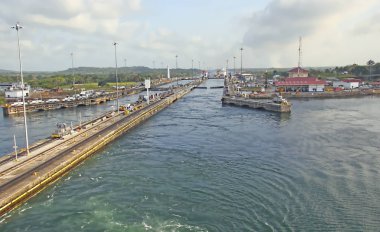 Panama Kanalı ve kilitleri / Panama Canal (İspanyolca: Canal de Panam) 48-km'den 77,1 gemi Pasifik Okyanusu Atlantik Okyanusu (Karayip Denizi) üzerinden bağlanan Panama kanaldır. İşte giriş kanalı.