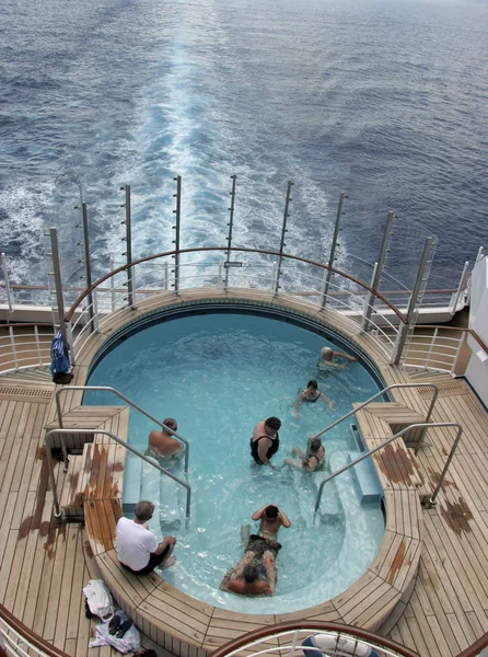 ホット チューブでクルージング クルーズ船の乗客は カリブ海での旅行 ホットタブをお楽しみください — ストック写真