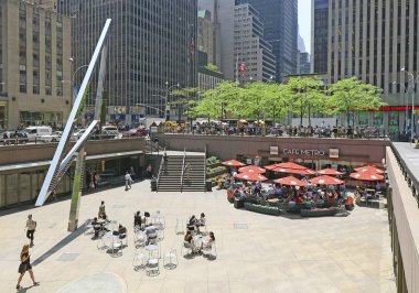 Cafe Metro öğle saati/New York, NY. Cafe Metro orta şehir New York öğle yemeği zamanında meşgul. 5-25-2017.