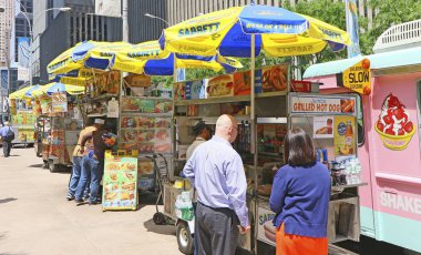 New York 'ta öğle vagonları/öğle vagonları hattı kaldırım. Turist ve yerel işçiler öğle yemeği satın alır. Eklenme tarihi: 5-24-16