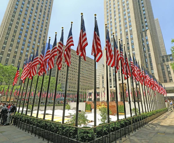 Amerikai Zászlók Rockefeller Center New York City Kijelzők Amerikai Zászlók Stock Fotó
