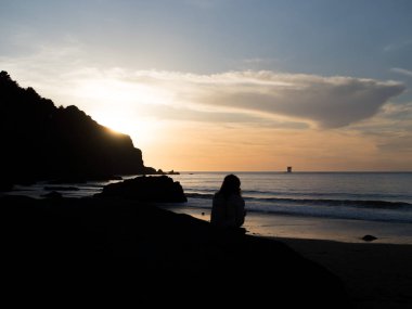 Sunset beach adlı alarak kadın silüeti