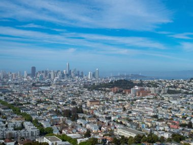 San Francisco ve Körfez Köprüsü mesafeden görünümü 
