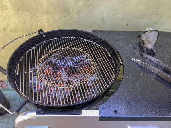 Grill aufwärmen, Essen zubereiten — Stockfoto